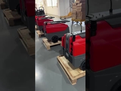 लचीले कॉम्पैक्ट फ्लोर स्क्रबर्स को पैक किया जा रहा है