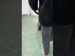 संकीर्ण कार्यालय वातावरण में आसानी से फर्श साफ करें